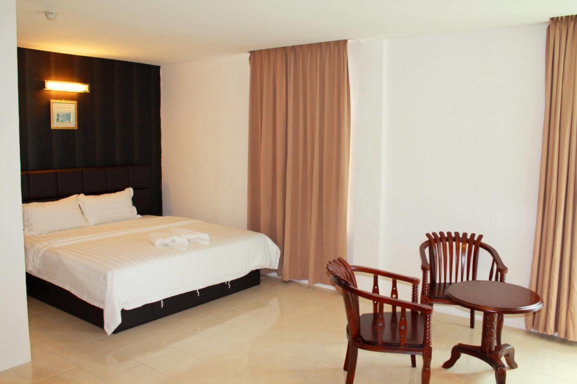 Havona Hotel - Taman Tropika Kulai Exterior photo